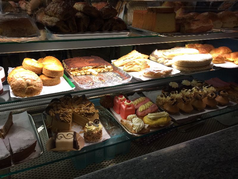 Dagelijks vers belegde broodjes en diverse soorten gebak bij Florencia IJssalon Den Haag